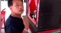 Hombre reza en templo budista, sin imaginar que peligrosa criatura saldría de su escondite [VIDEO] 