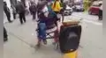 Viral: Rudy, el hombre que en silla de ruedas rinde homenaje a fallecidos por COVID-19