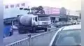 YouTube: el escalofriante momento en que motociclista es arrollado por camión cargado de cemento