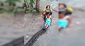 Polémica en Facebook por niñas jugando con anaconda [VIDEO]