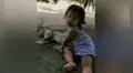 Mujer sale a la puerta de su casa y encuentra a su hija en tierna escena con un gatito callejero [VIDEO] 