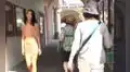 YouTube: Modelo pasea desnuda por la calle y reacción de personas sorprende