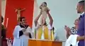 Cura sumerge en agua bendita a bebé y este reacciona de la forma menos pensada [VIDEO]