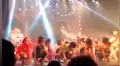 Bailarines derriban un escenario y caen estrepitosamente mientras celebraban su presentación [VIDEO]