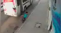 Joven baja de un autobus en movimiento y sufre terrible accidente  [VIDEO]