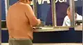 Twitter: Hombre llega al banco en ropa interior y su foto es viral en redes