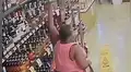 En YouTube, mujer robó 18 botellas de licor y las guardó en un lugar impensado [VIDEO]