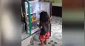 Madre crea cruel método para que sus hijos dejen de abrir la refrigeradora durante todo el día [VIDEO]