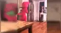 Joven quiere asustar a su mamá disfrazado de ‘Barney’ y recibe cruel castigo [VIDEO] 