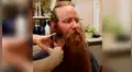 Hombre, tras años sin afeitarse, acude a barbería y luce irreconocible [VIDEO]