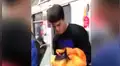 Facebook viral: joven usa insólita técnica para conseguir asiento en el transporte público y genera risas [VIDEO]