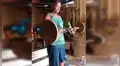 Facebook viral: hombre se motiva con una botella de alcohol para realizar rutina de ejercicios [VIDEO] 
