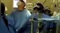 En YouTube, médicos sorprendidos por terremoto en plena cirugía causan asombro con reacción 