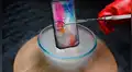Colocan celular más resistente del mundo dentro de nitrógeno líquido y ocurre algo inesperado [VIDEO]