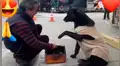 Perro callejero se acerca a lustrabotas y le ‘pide’ que le limpie sus patitas [VIDEO]