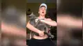 Joven canta para tranquilizar la furia de su gato y este tiene singular reacción al escucharlo [VIDEO]