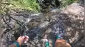 Mujer graba excursión en montaña y capta su propia caída de una cascada de 15 metros [VIDEO]