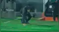Claudio Vivas sufrió aparatoso incidente por celebrar el gol del Sporting Cristal [VIDEO]