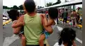 Migrantes exigen servicios básicos en campamentos de la frontera entre México y EE. UU.