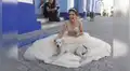 Quinceañera tiene adorable gesto con perro callejero que se ‘coló’ en su sesión de fotos [FOTOS] 