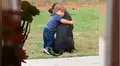 Mujer llega a su casa y halla a su hijo y a su perro en una conmovedora escena [VIDEO]