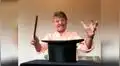 Anciano sorprende con inesperado truco de magia durante cuarentena [VIDEO]