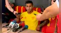 Multan con 1.200 dólares a futbolista por besar el balón en la Liga Pro de Ecuador