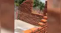 Albañiles construyen pequeña habitación, pero olvidan dejar espacio para la puerta [VIDEO]