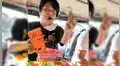 Joven sube a bus para vender cortador de verduras y pasajeros se sorprenden con su habilidad [VIDEO]