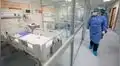 Niños con COVID-19 que ingresen a UCI no podrán ver a sus padres