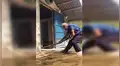 Finge tener una brutal batalla con descomunal criatura, sin imaginar que sus vecinos revelarían la verdad [VIDEO]