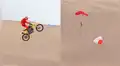 Facebook: salva a su moto con un paracaídas tras espectacular salto en el desierto [VIDEO]