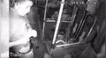 Cámara de seguridad capta a inexperto ladrón que se disparó en el pie, tras intentar asaltar un bus [VIDEO]