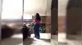 Facebook viral: chica se pone a bailar en vez de barrer y su madre le da fuerte regaño [VIDEO]
