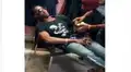 Delincuente intenta quitar la billetera de joven que creía dormido pero se lleva una lección [VIDEO]