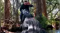 Joven se acerca a enorme cocodrilo para darle sus alimentos y este tiene peculiar comportamiento [VIDEO]