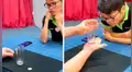 Joven mago enseña truco para ‘introducir’ una moneda a través de un vaso y sorprende a todos [VIDEO]