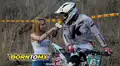 YouTube: Reportera pasa vergonzoso momento durante entrevista en vivo