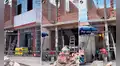 Albañiles incluyen un poste de alumbrado público dentro de la construcción de una casa