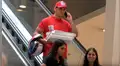 Se hace pasar por repartidor de pizzas y sorprende a personas con llamadas incómodas [VIDEO]