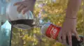 Esto ocurre si intentas mezclar ‘Mentos’ y ‘Coca Cola’ bajo el agua [VIDEO]