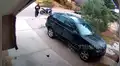 Ladrón es captado por cámara robando paquete y en su huida pierde los pantalones [VIDEO]