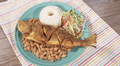 Pescado frito con frejoles (receta peruana)