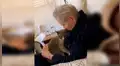 Le pide a su gato que ‘cuide’ a su papá con alzheimer y los capta en un tierno momento [VIDEO]