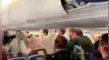 Finge tener coronavirus en un avión y es agarrado a golpes por los pasajeros 