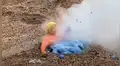 Echan muñeco de plástico dentro de mezcla de Coca Cola con Mentos y obtienen increíble resultado [VIDEO]