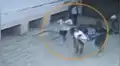 Escolar golpea salvajemente y lanza por las escaleras a su compañero hasta matarlo