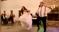Joven hace divertida coreografía con su papá y sorprende a invitados de su boda [VIDEO]