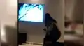Creía que sus hijos dañaron su televisor, pero descubre la verdad y tiene hilarante reacción [VIDEO]