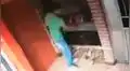 Hombre arriesga su vida al meterse a un horno para robarse un pollo rostizado [VIDEO]